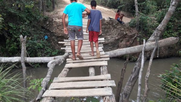  Adolescentes arriscam a vida em ponte improvisada. (Foto: Orácio Oliveira/SE Notícias) 