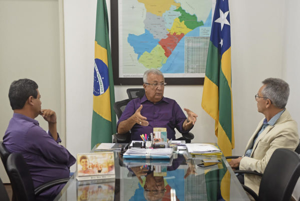 Acompanhado do ex-deputado Wanderlê Correia, Marcos Santana apresentou ao governador informações sobre diversas reivindicações da população de São Cristóvão