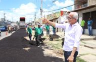Prefeito inspeciona obra da av. Euclides Figueiredo, que já recebe asfalto
