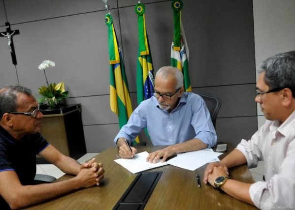  Edvaldo Nogueira, assinou, nesta segunda-feira (30). (Foto: ascom/Edvaldo)