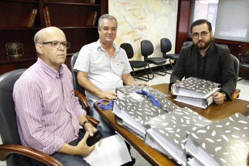 Ex-prefeito de Capela devolve documentos municipais à nova gestão. (Foto: ascom/TCE)