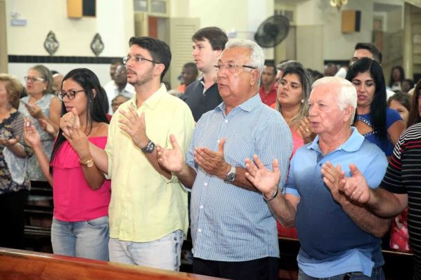 Missa foi em homenagem ao co-padroeiro do município, São Benedito, e aos 25 anos de vida sacerdotal do padre Juarez Santos. (Foto: André Moreira) 