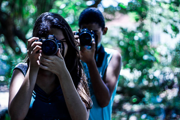 Alunos da Escola Estadual Armindo Guaraná participam de mostra fotográfica. (Foto: divulgação/Seed)