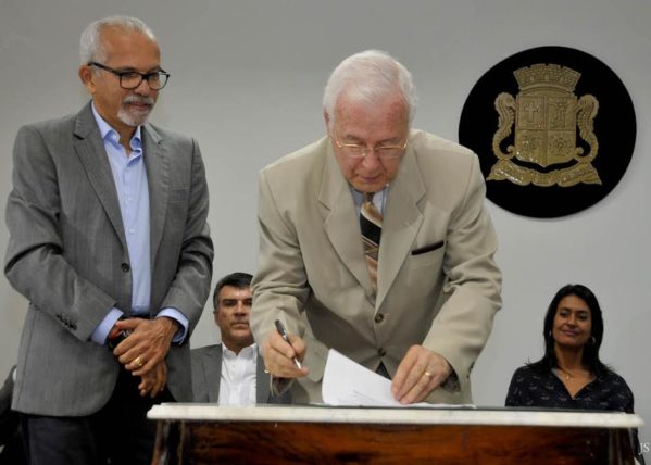 Prefeito empossa Netônio Machado como procurador-geral de Aracaju