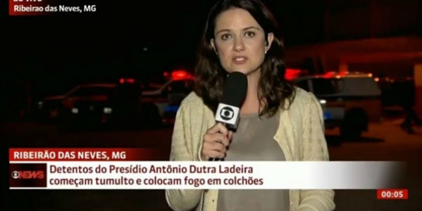 Larissa Carvalho falava da situação de momento na penitenciária e da superlotação da unidade, quando começou uma gritaria entre parentes dos presos. (Foto: Reprodução / Globo News) 