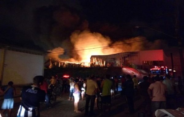 SSP diz que chamas já foram controladas na parte interna da loja. Foto: Reprodução / TV Sergipe 