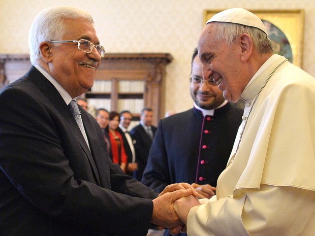 Papa Francisco e o presidente palestino Mahmoud Abbas, no Vaticano em 2015 (Foto: Alberto Pizzoli/Pool Photo via AP)