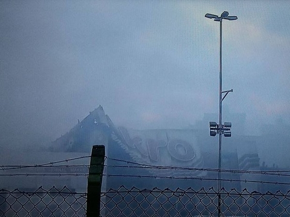 Fumaça branca é vista durante resfriamento de supermercado incendiado (Foto: TV Sergipe/Reprodução) 