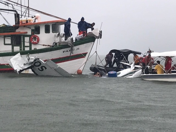 Resgate do avião no mar de Paraty (Foto: Marcos Landim/TV Rio Sul) 