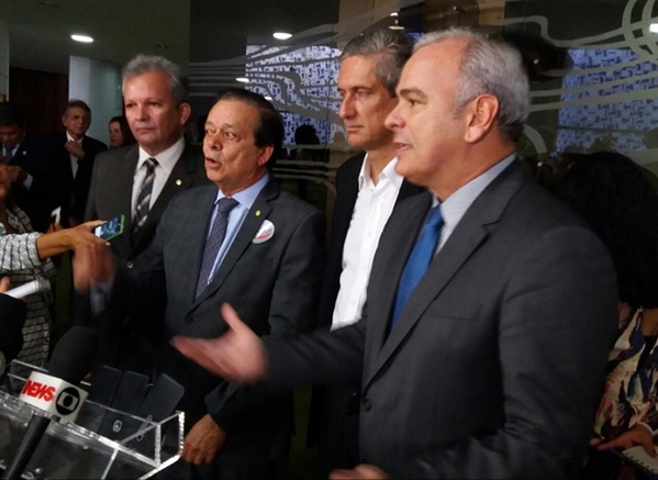 Os deputados André Figueiredo (PDT-CE), Jovair Arantes (PTB-GO), Rogério Rosso (PSD-DF) e Júlio Delgado (PSB-MG) ingressaram com mandado de segurança no STF para impedir a candidatura de Rodrigo Maia (Foto: Bernardo Caram/G1)