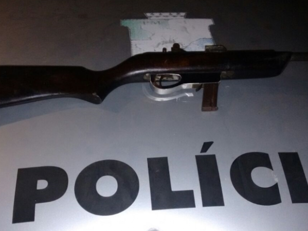 Rifle calibre 22 foi apreendido com suspeito, segundo a polícia.. (Foto: PM/SE)