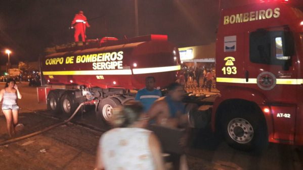 Caminhão com 40 mil litros e espuma retardante foram utilizados para evitar explosões. (Foto: Orácio Oliveira/SE Notícias)