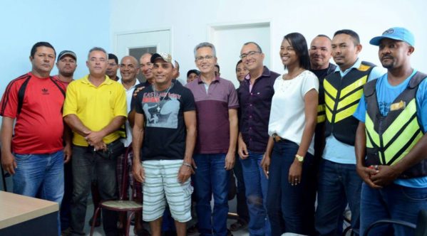  Representantes do Sindicato dos mototaxistas de São Cristóvão, durante encontro com o prefeito Marcos Santana, na tarde de ontem(10). (Foto: ascom/PMSC)