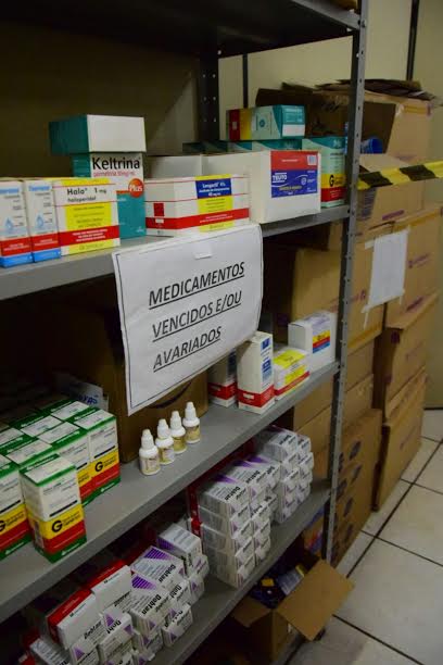 Dezenas de caixas de medicamentos vencidos foram encontradas na secretaria de saúde. (Foto: Márcio Garcez)