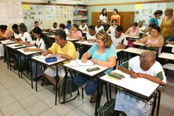 O estudo apresenta dados e exemplos práticos que demonstram que a aprendizagem e a educação de adultos (Foto: Divulgação) 