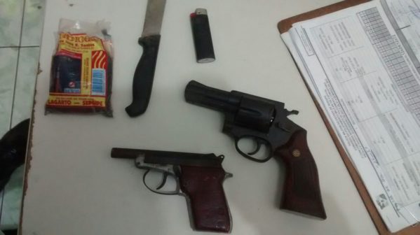  Com os suspeitos foi encontrado uma pistola Tauros e uma faca e um revólver calibre 38. (Foto: PM/SE) 