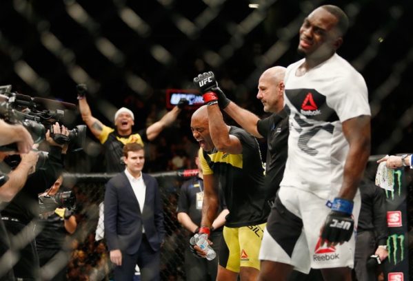 Anderson comemora, e Derek Brunson lamenta o anúncio do resultado da luta no UFC 208 (Foto: Getty Images)