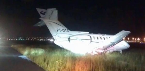 Imagem com a aeronave em que estaria Aécio, fora da pista, e que circula na internet