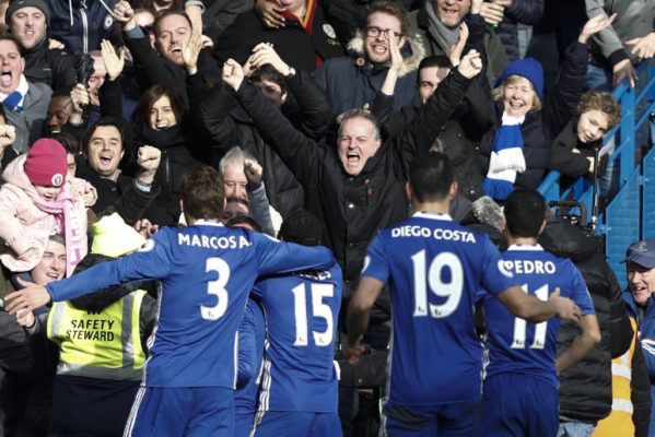 O Chelsea fez 3 a 1 no Arsenal e deu mais um passo importante em sua caminhada ao título inglês (Foto: Adrian Dennis/ AFP)