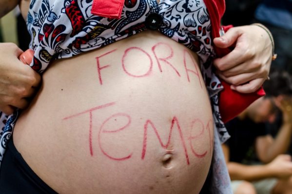 oliã desfila com 'Fora Temer' escrito na barriga no Bloco Unidos do Swing, em São Paulo (Foto: Gero Rodrigues/Estadão Conteúdo)
