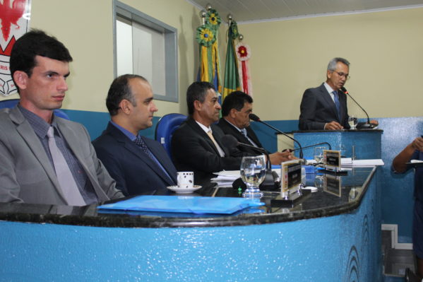 Prefeito faz leitura da mensagem do executivo. (Foto: Orácio Oliveira)