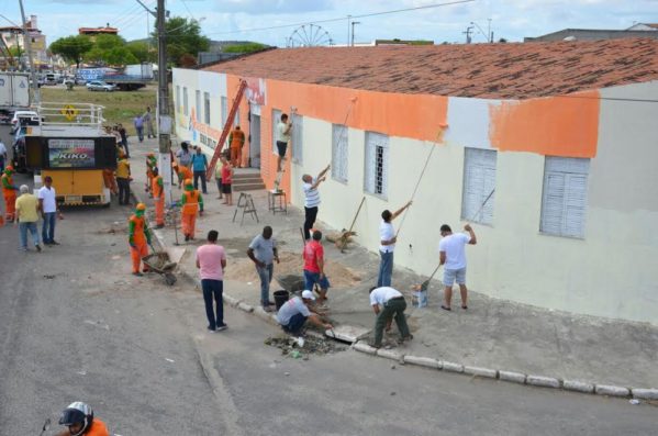 Prefeitura realiza mutirão de limpeza na Creche Irmã Dulce. (Foto: Antônio Carlos)