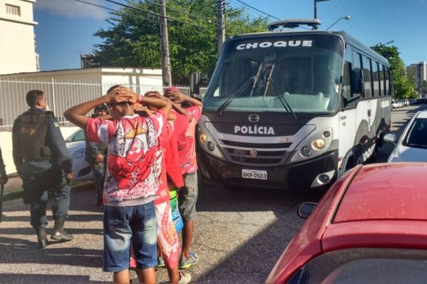 21 torcedores do Sergipe foram presos após briga generalizada na área externa do Batistão. (Foto: PM/SE)