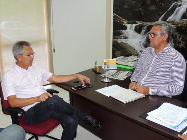 Marcos Santana e Olivier Chagas discutem criação de Jardim Botânico em São Cristóvão. (Foto: Edinaldo Nascimento)