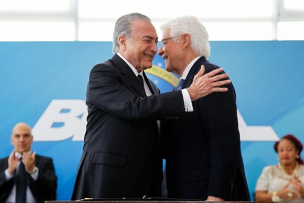 Presidente Michel Temer dá posse ao ministro da Secretaria-Geral da Presidência da República, Moreira Franco, em cerimônia no Palácio do Planalto (Foto: Arquivo/Beto Barata/PR) 