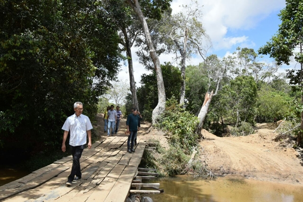 Marcos Santana vista o  Povoado Camboatá (Foto: Márcio Garcez)