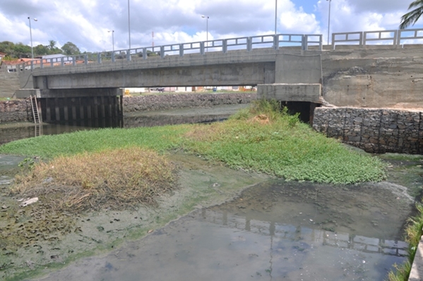 Contato direto com a água potencialmente contaminada deve ser evitado (Foto: Jorge Reis/Seinfra)