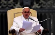 Papa questiona fé de cristãos que consultam horóscopos e cartomantes
