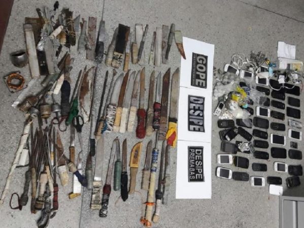 No local foram apreendidos 42 telefones celulares, além de 95 facas artesanais e drogas . (Foto: PM/SE)