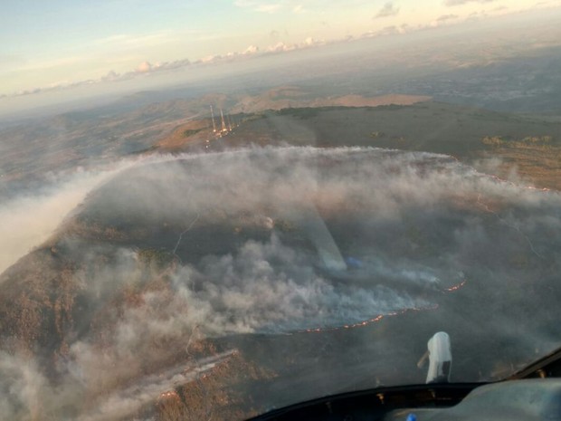 Cortina de fumaça se espalha na Serra de Itabaiana. (Foto: GTA)