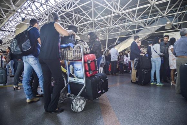 A possibilidade de cobrança de bagagens vai valer para quem comprar passagem a partir de terça-feira (14),  quem já tiver comprado o bilhete antes desse dia não vai sofrer as alterações (Foto: José Cruz/Agência Brasil)