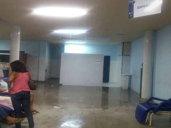 Pacientes do Huse, em Aracaju (SE) foram atendidos em meio a goteiras (Foto: Henrique Nascimento)