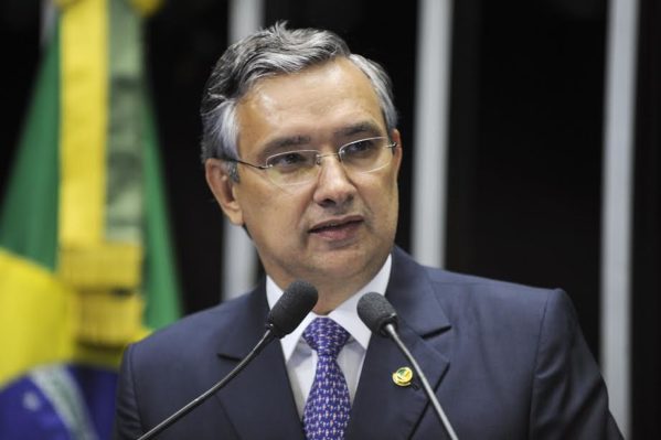 senador Eduardo Amorim (PSDB-SE) defendeu em entrevista de rádio que a mesma emenda impositiva destinada à Codevasf Foto: Marcos Oliveira/Agência Senado