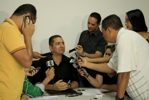 O presidente da Empresa Municipal de Serviços Urbanos (Emsurb), Mendonça Prado, reuniu a imprensa na tarde desta segunda-feira, 06, para explicar o processo para contratação de empresa de coleta de lixo em Aracaju.. (Foto: Marcos Rodrigues)