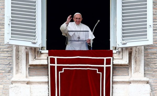 Papa Francisco acena para os fieis durante a oração Angelus na Praça de São Pedro (Foto: REUTERS/Tony Gentile)
