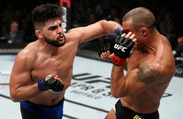 Vitor Belfort não resistiu à juventude e força de Kelvin Gastelum no UFC Fortaleza (Foto: Getty Images) 