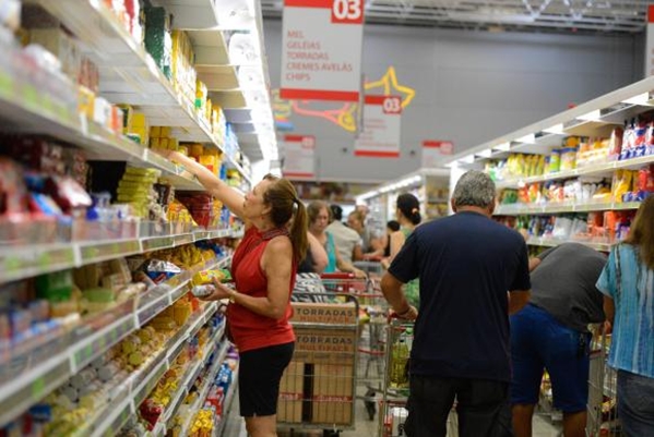 Em fevereiro, brasileiros gastaram menos para comprar alimentos   (Foto: Tânia Rêgo/Agência Brasil)