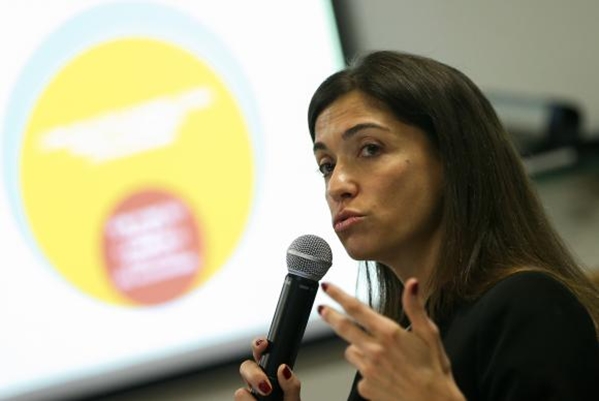 A  pesquisadora  do  Banco  Mundial  Paula  Tavares,  durante  lançamento  do  relatório  Fechando a Brecha: Melhorando as Leis de  Proteção à Mulher contra a  Violência (Foto: Marcelo Camargo/Agência Brasil)