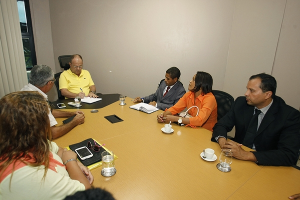 O vice-governador recebeu os representantes da comunidade a fim de ajudar nas negociações com os proprietários do terreno que abriga mais de 400 famílias (Foto: Victor Ribeiro) 