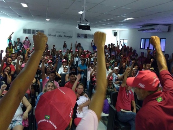 Justiça pede saída dos ocupantes do Incra (Foto: FNL)