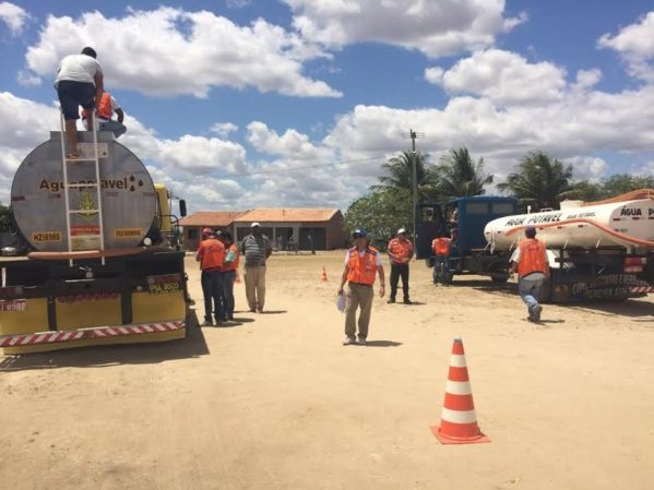 A Operação Pipa estadual resulta de um investimento mensal de R$ 418 mil e beneficia 160 mil habitantes dos municípios de Gararu, Canindé de São Francisco, Poço Redondo, Porto da Folha, Nossa Senhora da Glória, Monte Alegre e Carira