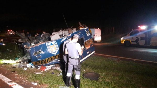 Desconhecidos explodem carro-forte da Protege em Barrinha (Foto: Ariane Lima/EPTV) 