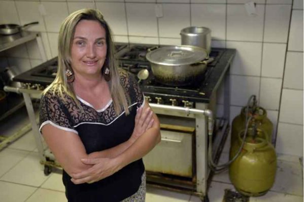 Dona de restaurante, Érica usa dois botijões por dia e teme os gastos. 