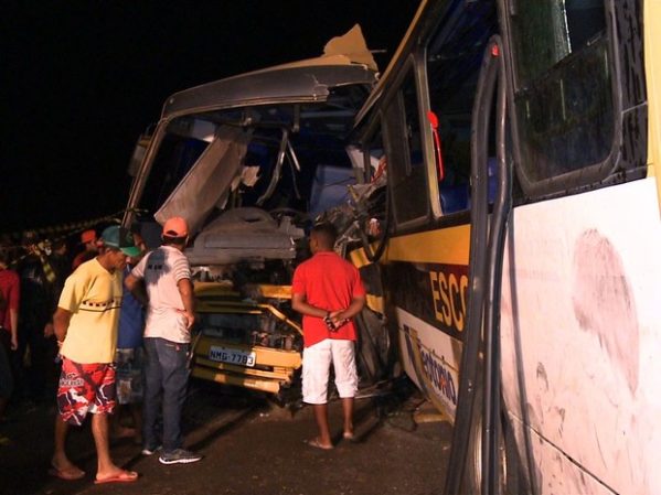 Colisão entre ônibus escolares deixa mortos e feridos (Foto: Reprodução/TV Gazeta)