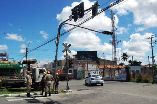 SMTT Aracaju realiza manutenção nos semáforos da Avenida Augusto Franco