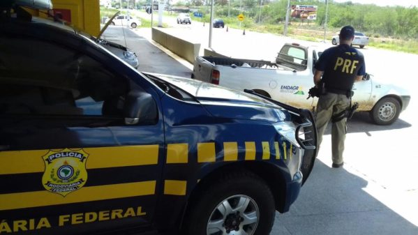 PRF recupera veículo com restrição de roubo em Nossa Senhora do Socorro